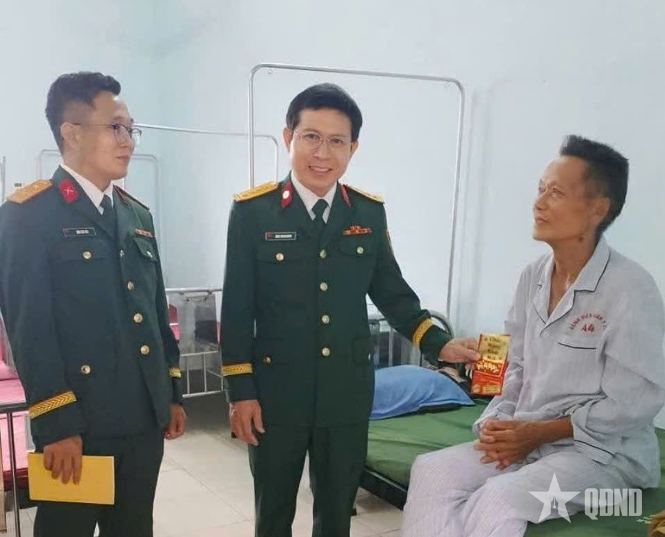 Bệnh viện Quân y 268 (Quân khu 4) chúc Tết, tặng quà bệnh nhân   

